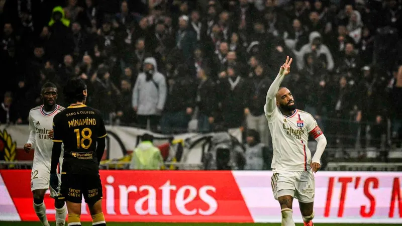 Lacazette cùng Lyon đánh bại Monaco của Minamino