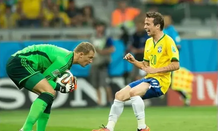 Tuyển Brazil đã bị Manuel Neuer 'ám' ra sao?