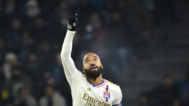 Alexandre Lacazette đã từ chối đãi ngộ khổng lồ từ Trung Đông để ở lại với Lyon