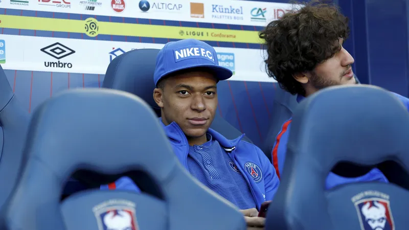 Mbappe trong một lần thi đấu tại sân vận động SM Caen thời còn khoác áo PSG