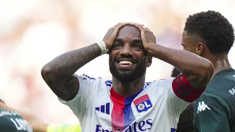 Lacazette cùng các đồng đội chưa thắng trận nào tại Ligue 1 2024/25