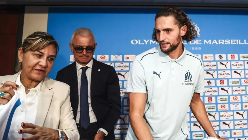 Rabiot trong ngày ký hợp đồng ra mắt Marseille