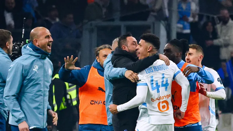 HLV Roberto De Zerbi ăn mừng bên học trò Luis Henrique sau chiến thắng Monaco