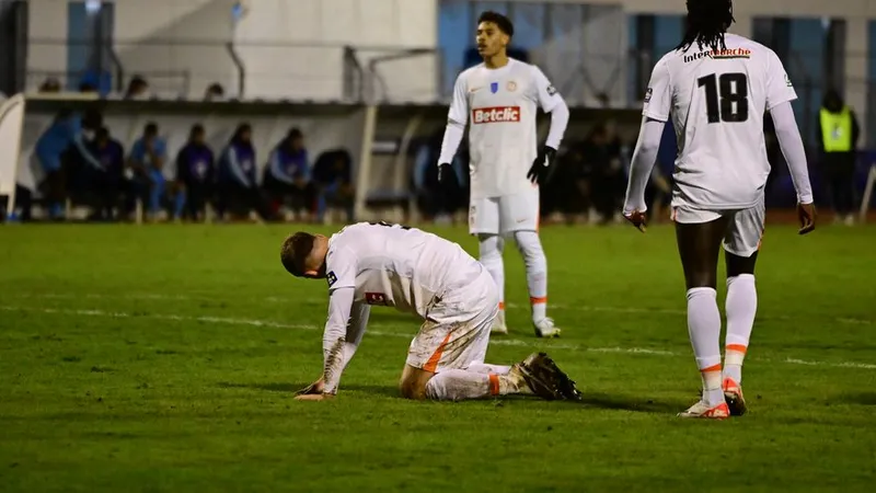 Montpellier thảm bại 0-4 trên sân "nhược tiểu" Le Puy Foot 43