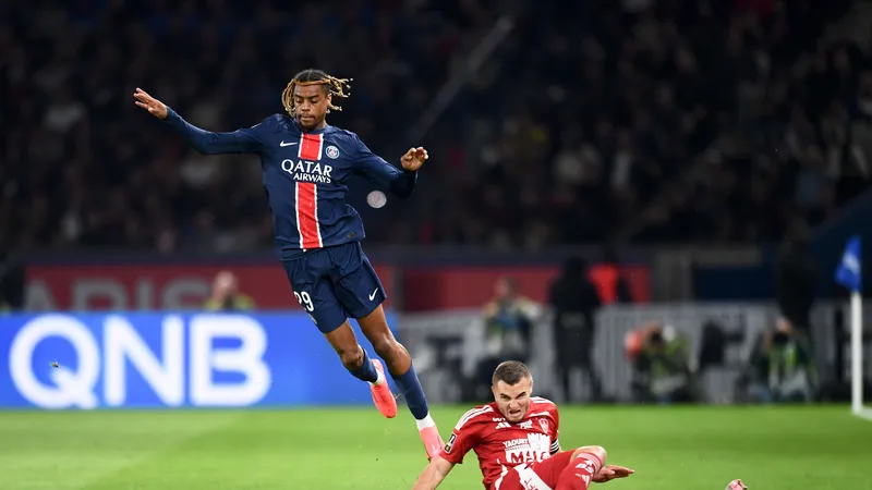 Barcola sẽ lại cùng PSG đánh bại Brest?
