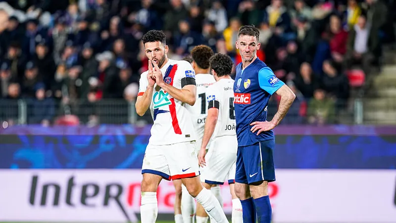 Goncalo Ramos dễ dàng lập hat-trick vào lưới đội hạng tư Stade Briochin trong thắng lợi 7-0 của PSG