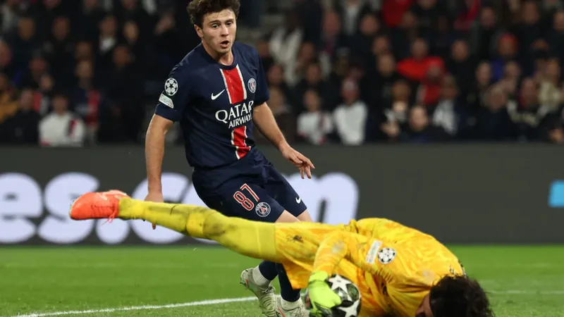 Alisson Becker hay nhất trận PSG-Liverpool khi giữ sạch lưới với 9 pha cứu thua ngoạn mục