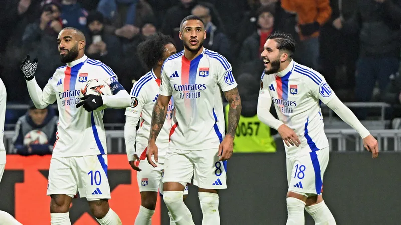 Nhóm trụ cột mùa giải trước tại Lyon giờ chỉ còn Corentin Tolisso (giữa). Ảnh: Reuters