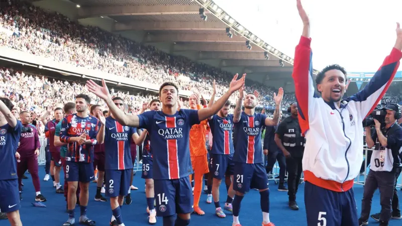 Cầu thủ PSG ăn mừng chức vô địch Ligue 1 lần thứ 13
