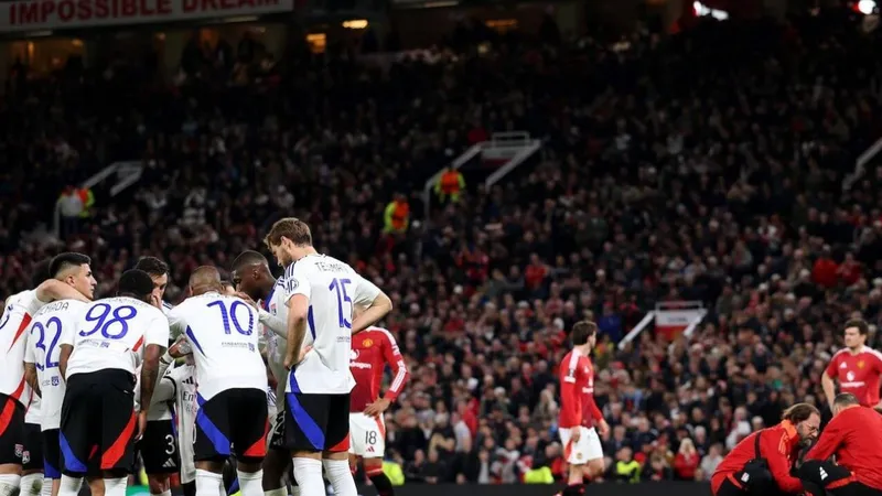 Lyon thua Man.United vì... ăn mừng quá sớm