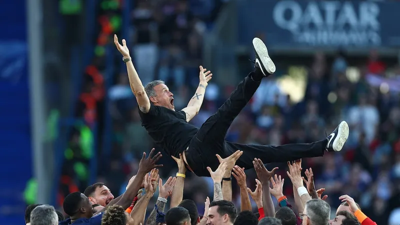HLV Luis Enrique được học trò tung hô trong ngày ăn mừng sớm chức vô địch Ligue 1 2024/25. Ảnh: Reuters