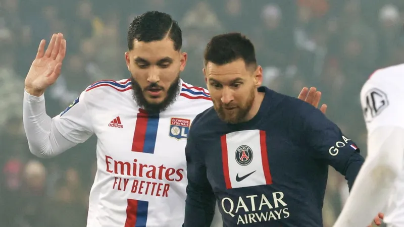 Rayan Cherki từng có dịp đối đầu huyền thoại Lionel Messi khi Lyon chạm trán PSG. Ảnh: Getty Images
