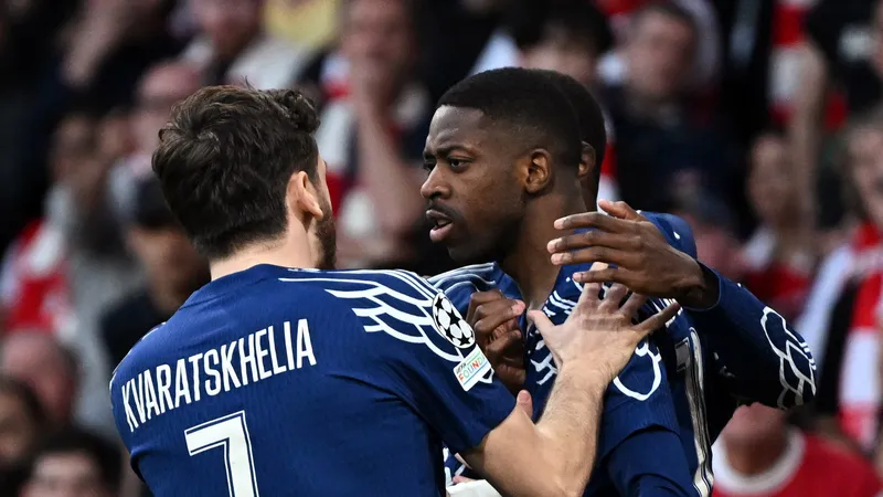 Dembele ghi bàn duy nhất vào lưới Arsenal từ kiến tạo của Kvaratskhelia tại bán kết lượt đi Champions League 2024/25. Ảnh: beIN SPORTS