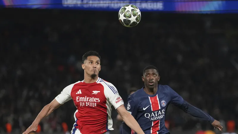 Dembele tranh chấp bóng với đồng hương Saliba, khi PSG thắng Arsenal tại bán kết lượt về Champions League 2024/25. Ảnh: AP