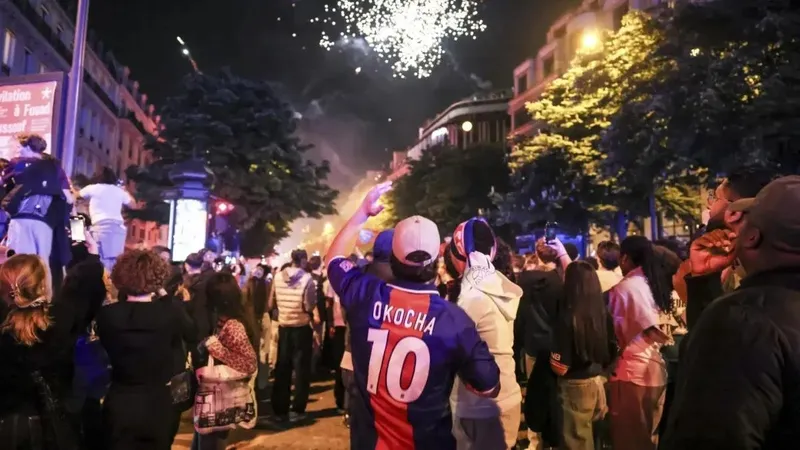 Người hâm mộ PSG đã ăn mừng cuồng nhiệt sau chiến thắng Arsenal. Ảnh: AP