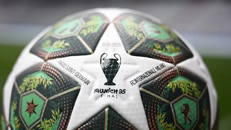 Bóng thi đấu chính thức cho trận chung kết UEFA Champions League 2024/25 giữa Paris Saint-Germain và Inter Milan. Ảnh minh họa: Michael Regan - UEFA qua Getty Images