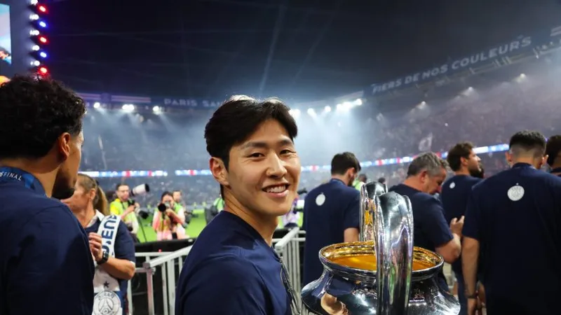 Lee Kang-in ăn mừng danh hiệu Champions League. Ảnh: Getty Images