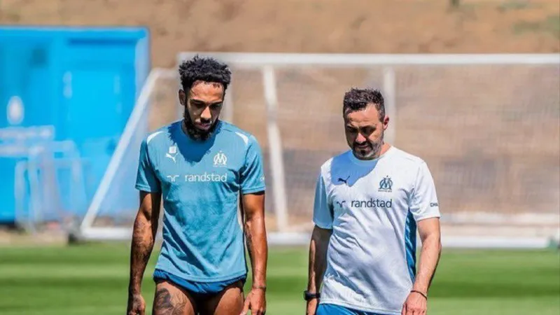 Aubameyang bên cạnh HLV De Zerbi thời còn cộng tác tại Marseille. Ảnh: The Athletic