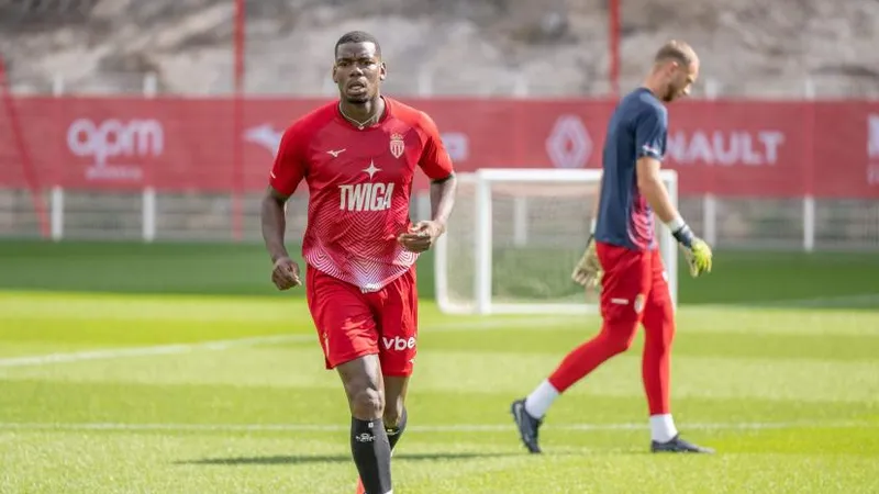 Paul Pogba tiến gần sự trở lại khi lần đầu tiên đủ khả năng tập chiến thuật tại Monaco. Ảnh: L'Équipe