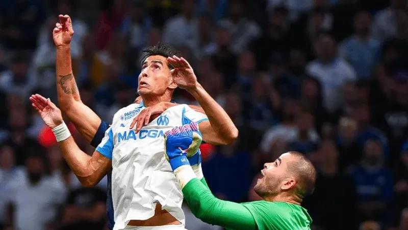 Nayef Aguerd trừng phạt sai lầm thủ môn Chevalier phía PSG khi đánh đầu ghi bàn giúp Marseille thắng trận Le Classique. Ảnh: La Provence