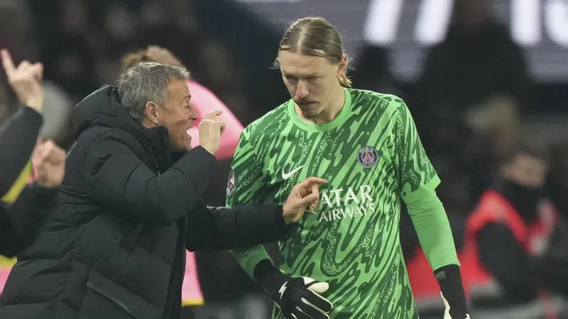 Thủ thành Matvey Safonov chỉ là lựa chọn dự bị của HLV Luis Enrique tại PSG. Ảnh: AP