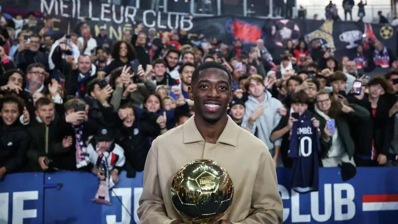 Ousmane Dembele có thể đòi hỏi một mức lương mới cao hơn sau khi giành Quả bóng Vàng 2025. Ảnh: AFP