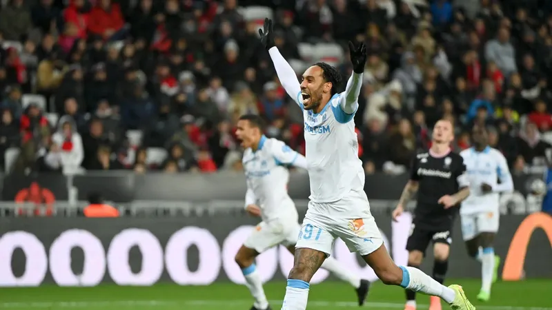 Aubameyang ghi bàn thắng chuyên nghiệp thứ 400 trong chiến thắng 5-1 của Marseille trên sân Nice. Ảnh: REUTERS