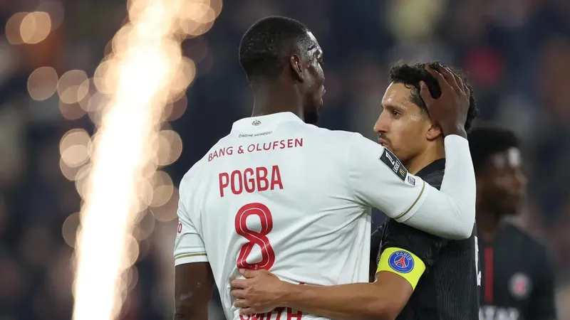 Pogba nhận sự khích lệ từ đội trưởng PSG Marquinhos sau màn ra mắt sân nhà Monaco thắng lợi. Ảnh: AFP