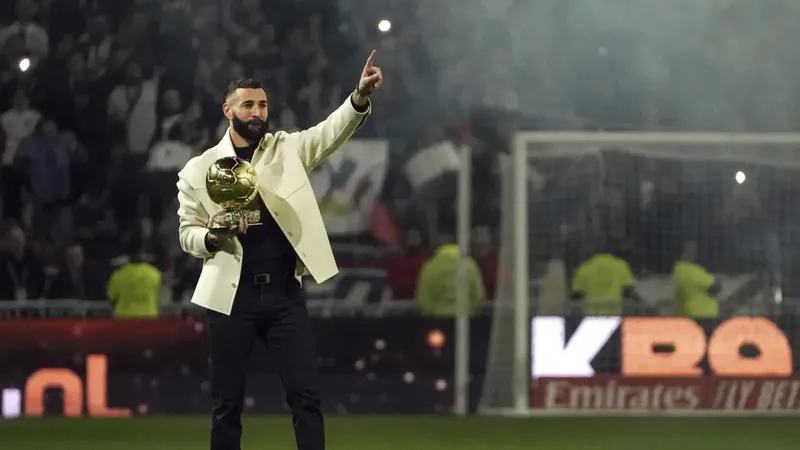 Karim Benzema ăn mừng danh hiệu Quả bóng Vàng tại sân vận động Groupama cùng khán giả Olympique Lyon hồi năm 2022. Ảnh: AP