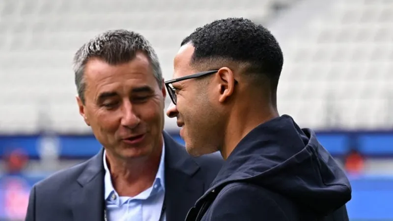 HLV Liam Rosenior và Chủ tịch Strasbourg Marc Keller. Ảnh: Getty Images