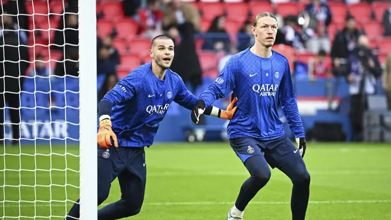 Lucas Chevalier và Matvey Safonov. Ảnh: L'Équipe