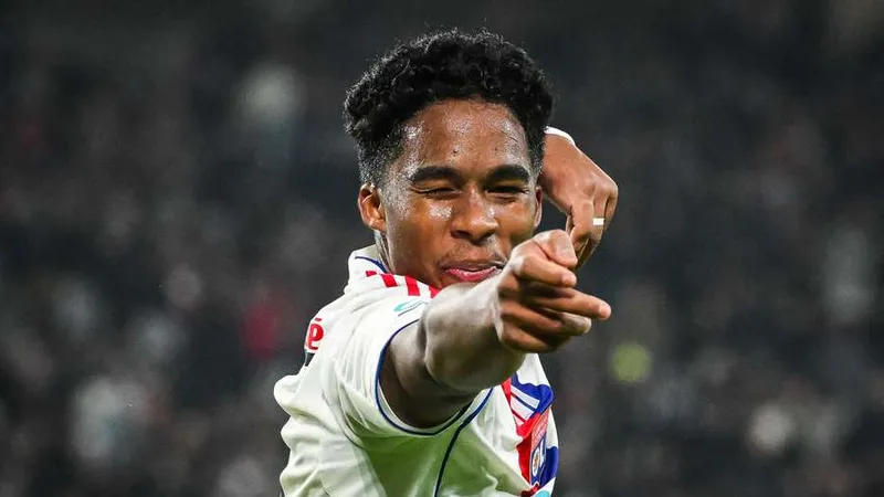 Endrick ăn mừng bàn thắng đầu tiên cho Olympique Lyon vào lưới Lille. Ảnh: AFP