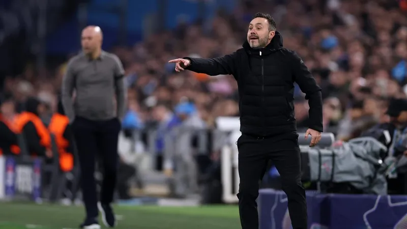 HLV Roberto De Zerbi chỉ đạo trong trận Liverpool - Olympique Marseille. Ảnh: Getty Images