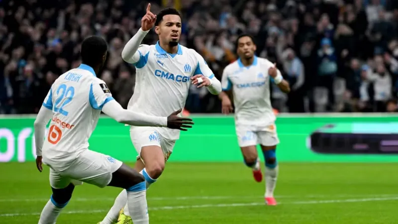 Ethan Nwanieri ăn mừng bàn thắng ra mắt Olympique Marseille trong chiến thắng Lens. Ảnh: AFP