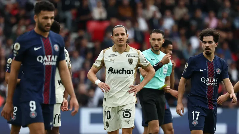 Florian Thauvin cùng Lens trong thất bại 2-0 trên sân PSG ở lượt đi Ligue 1 2025/26. Ảnh: Getty Images
