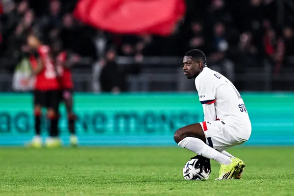 Sự thất vọng của Dembele sau khi PSG bị Rennes đánh bại. Ảnh: Getty Images