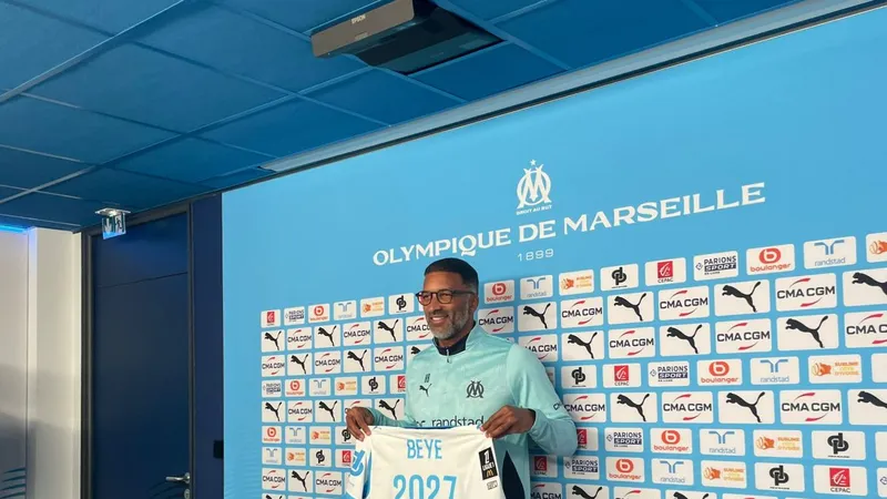 HLV Habib Beye ra mắt Marseille. Ảnh: Getty Images