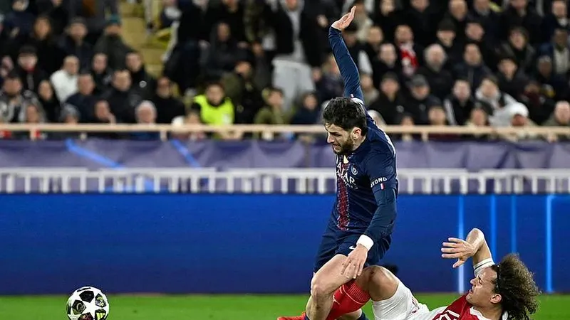 PSG gặp rất nhiều khó khăn mới có thể vượt qua Monaco tại play-off Champions League. Ảnh: AP