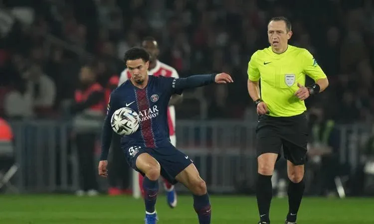 Zaire-Emery mất bóng dẫn đến bàn thua của PSG trước Monaco. Ảnh: Getty Images