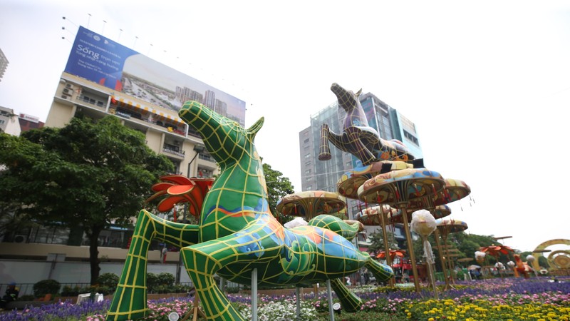 Final touches underway as Nguyen Hue Flower Street nears completion