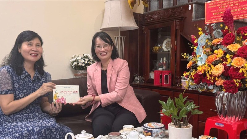 HCMC leaders visit, congratulate outstanding physicians