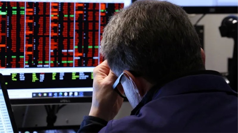 Market sell-off drags VN-Index down nearly 115 points