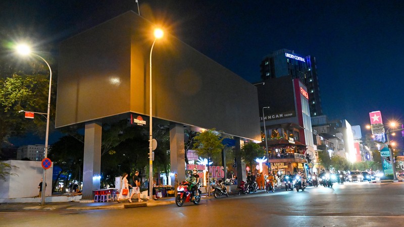 HCMC turns off ad lights after 10 p.m. to ease power pressure