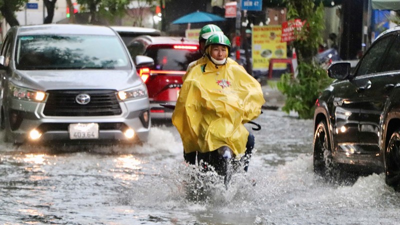 Heavy rain threatens Northern Vietnam as heatwave persists in Central region 