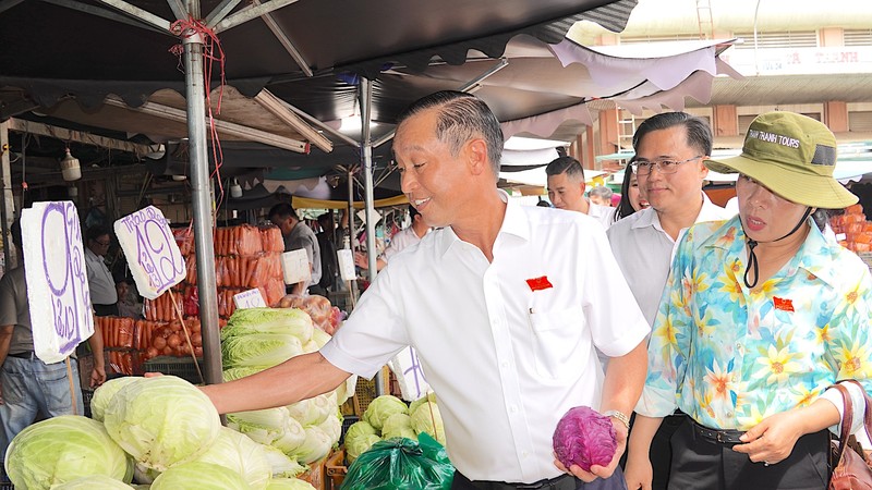 Food safety concerns persist around Hoc Mon wholesale market 