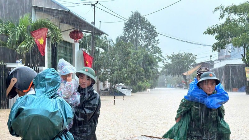 Heavy rain triggers flooding, landslides in central Vietnam