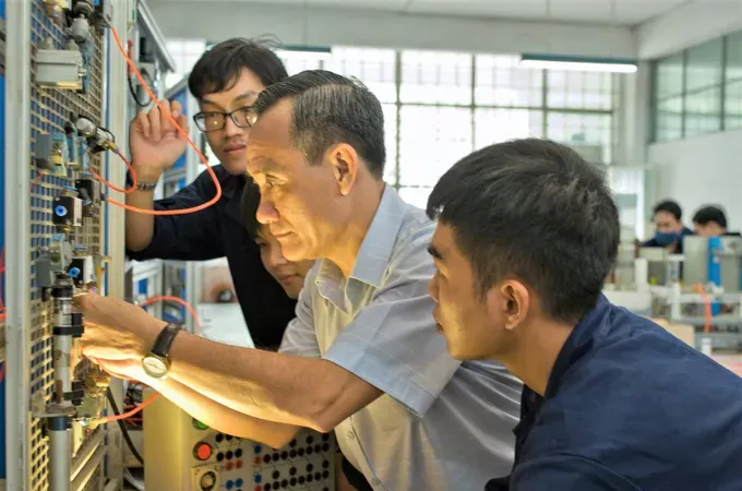 Lecturers and students of the Faculty of Electrical & Electronics Engineering at HCMC University of Technology (VNU-HCM) during a practice session in the laboratory (Photo: SGGP)