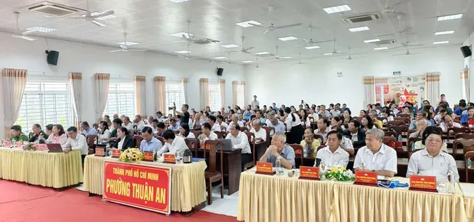 A large number of officials and Party members in Thuan An Ward of HCMC are watching the Congress (Photo: SGGP)