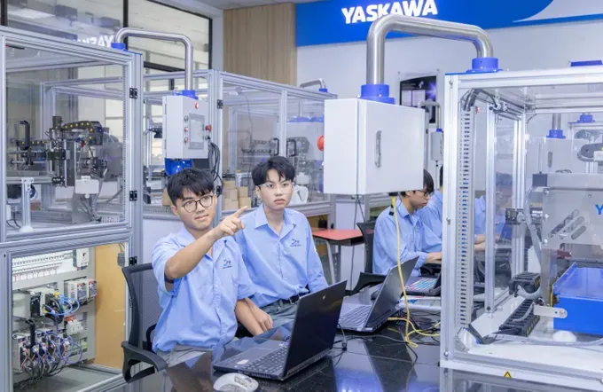 Students of the Faculty of Electrical and Electronics Engineering at the HCMC University of Technology and Engineering are practicing in the laboratory