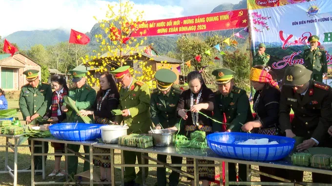 Military personnel and civilians are participating in the banh chung wrapping and cooking contest at the “Border Spring – Warming Villagers’ Hearts” program in 2026 (Photo: SGGP)